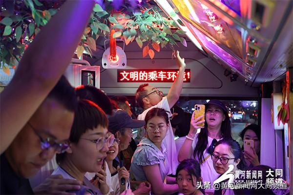 玫瑰音乐巴士启航：穿越古城的浪漫之旅