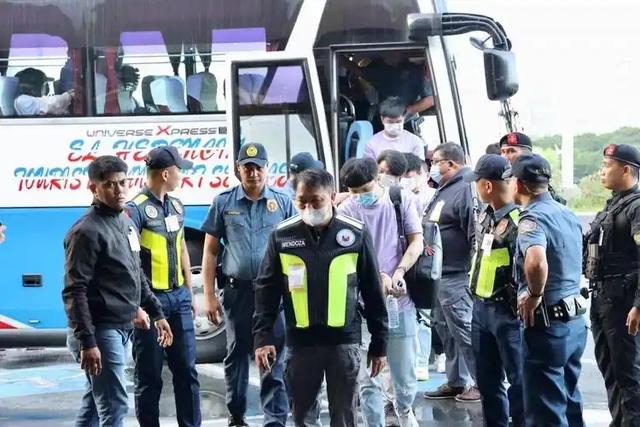 马科斯夫人邀请中方进餐	，数小时后通告全球：中菲联手干了件大事