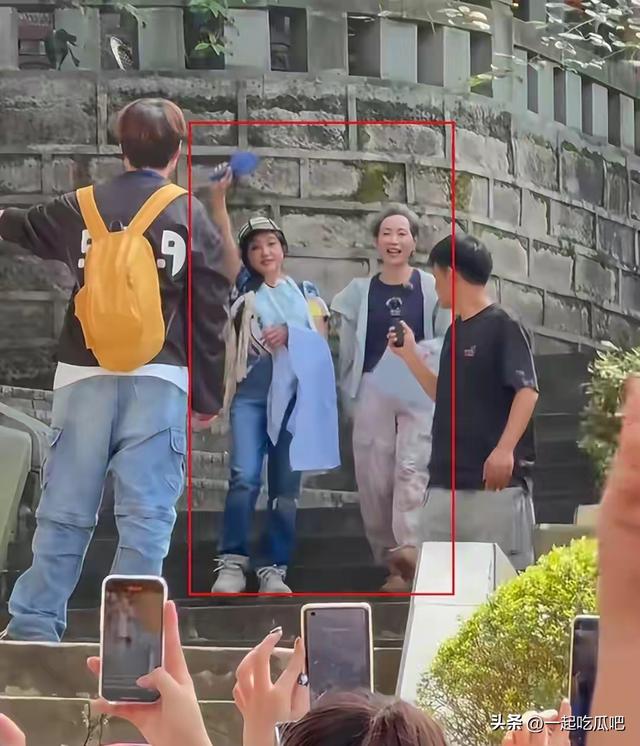 74岁刘晓庆与62岁叶童同框，被两人真实样子吓到，你不惊讶算我输