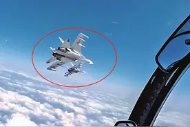 央视曝光！中外航母高强度对抗，歼15冒雨紧急起飞，双方都挂实弹图片