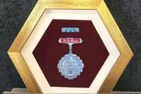 国防服役纪念章由金银铜3级，变成现在的5级，还是当兵8年才发图片