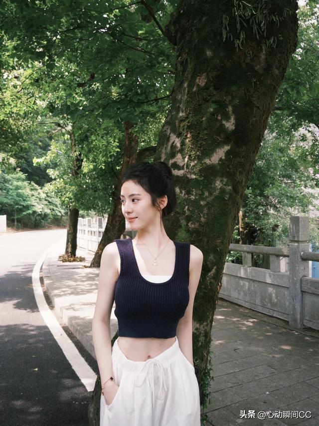 中传校花李乐涵，明眸摄人又有黑天鹅气质，妩媚到让人沦陷！