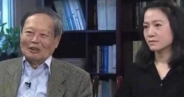 杨振宁逝后1个月,翁帆迁出别墅,带走34箱物件,那是她的全部财产