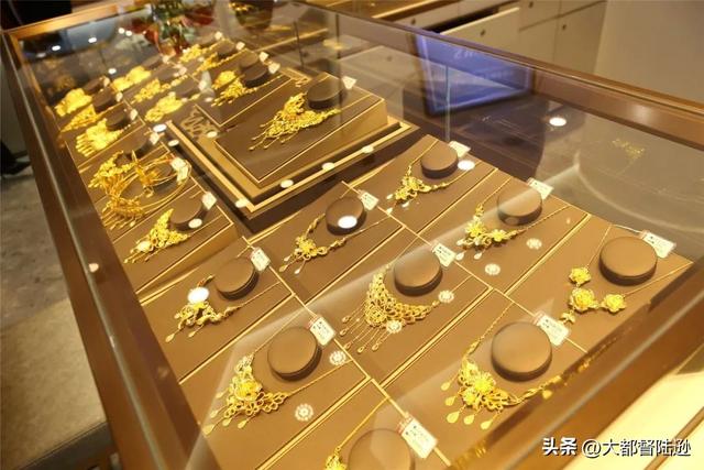 黄金涨疯了，但为什么买金的吵翻了，卖金的愁死了？问题到底在哪