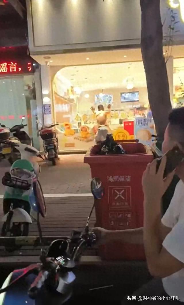 男女闹市街头不雅行为，男子抽烟很享受，现场围观者还有很多儿童