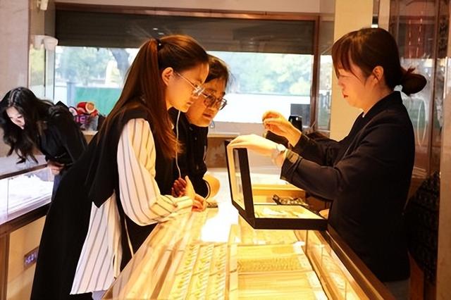 3天亏掉2月工资！别再炒黄金了	，各大银行紧急出手，普通人咋止损