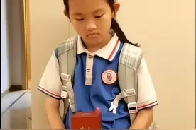 学校义卖孩子3块钱买回来瓶茅台，此刻你的卖家正在挨打并大哭…图片