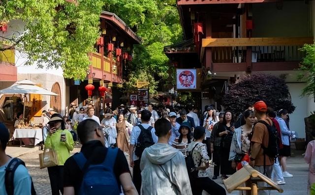 文旅项目陷“倒闭潮”，花20亿打造的古城，游客不买账亏损超10亿