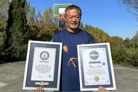 “投篮高手”！63岁大爷投篮投出2项世界纪录图片