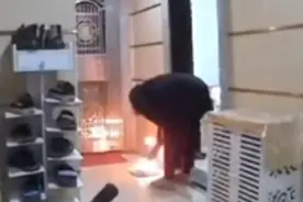 广东一女子多次楼道烧香倒灰、撒冥纸，物业回应图片