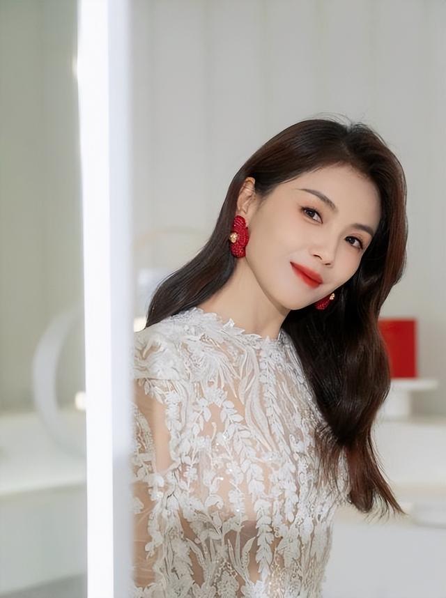 王珂没想到，为自己还清亿万债务的妻子刘涛，早已今非昔比