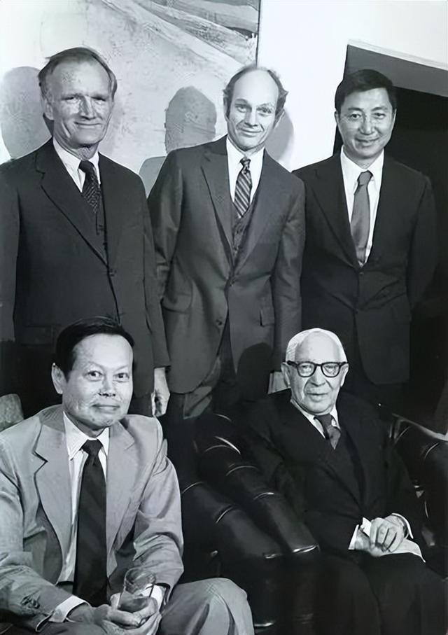 演都不演了！杨振宁去世仅7天，恶心的事情发生了，结局大快人心