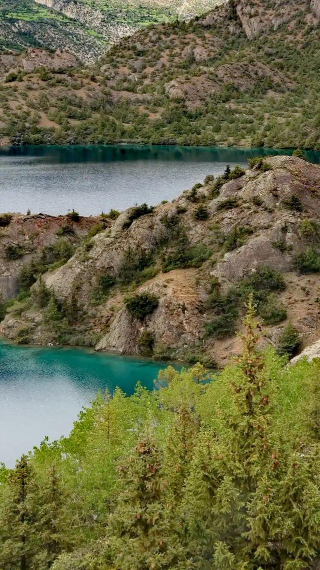昌都•边坝三色湖，生态环境原始，自然风光奇异，人文景观独特
