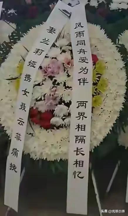 八宝山的雪漫天飞舞，寒冷刺骨	，一场特殊的告别仪式在这里举行