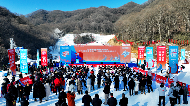 冬天的利州月坝可以滑雪，雪道难度适中，适合亲子家庭！