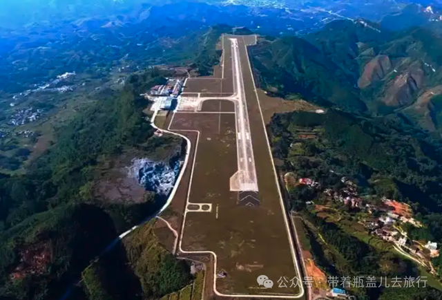 重庆最东边的偏远县城，地形比主城还要魔幻，居然还有高铁和机场