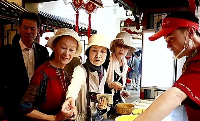 大量日本游客涌入北京，打着旅游幌子不去旅游不吃美食，为啥来？