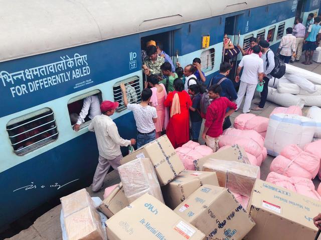 中国游客第一次到印度旅游，看见他们首都的火车站，差点被吓到？