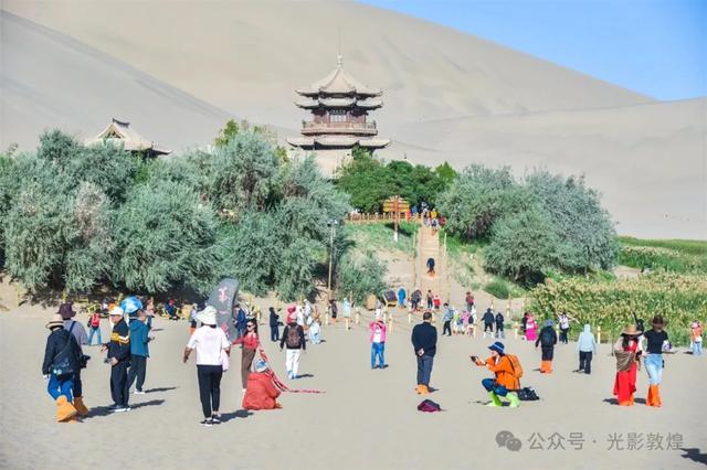 中国八方旅游联合体首趟青甘旅游大型专列抵达敦煌
