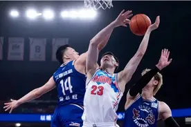 太恶劣！被穿裆后把血布当成足球踢，毁人动作引公愤，球迷：严惩图片