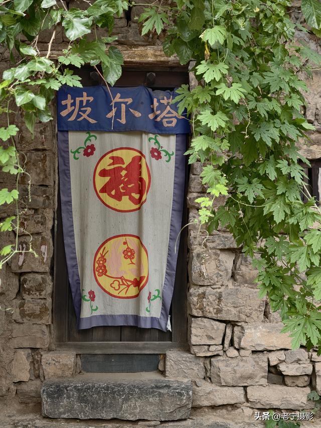 石头和木头堆成的古村落——塔尔坡