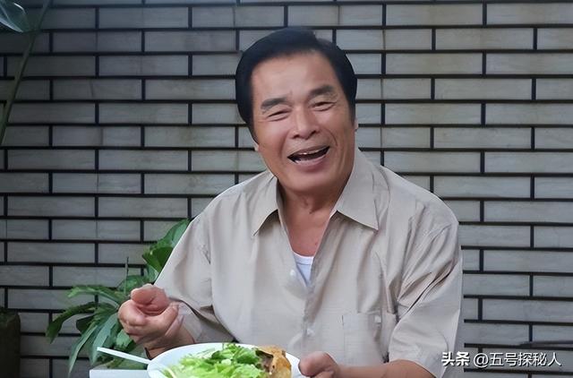 “6个老婆”同住一屋，每人每月7万零花钱，71岁还娶第七房小娇妻