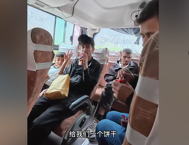 中国男子游巴基斯坦，警察一路暖心护送，却遭司机半夜盯梢要钱！