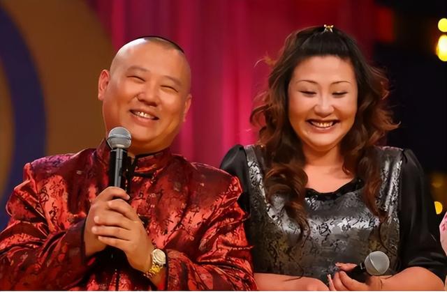 郭德纲一家现身上海，王惠穿绿裙胖到没脖子、10岁郭汾阳眼斜嘴歪