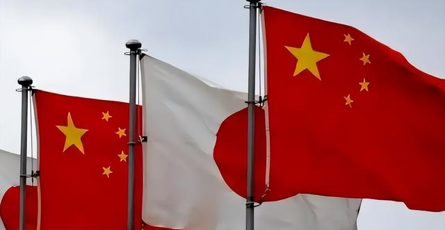 高市还没道歉，中日又出现新争端，日本要求解释 中方为何双手插兜