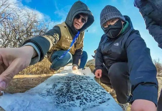 驴友立大功！北京深山惊现1800年界碑，这三个字改写历史