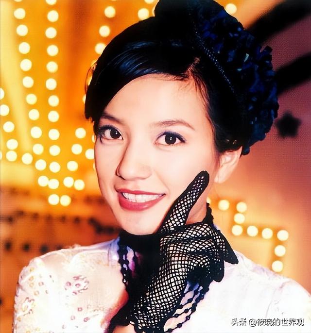 婚姻事业全“泡汤”，沉寂4年后，赵薇罕见露面吃席，面相全变了