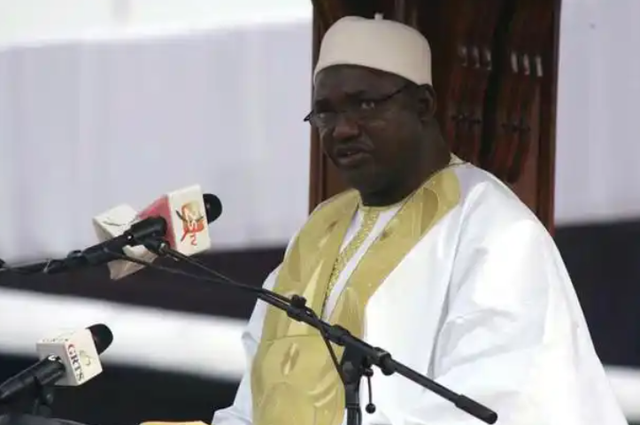 总统“草药治艾滋”、小伙陪老白女？冈比亚如何沦为恋爱旅游地狱