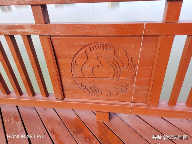 全国文明城市柘城县国家湿地公园榕湖斥巨资升级的人行栈道现状