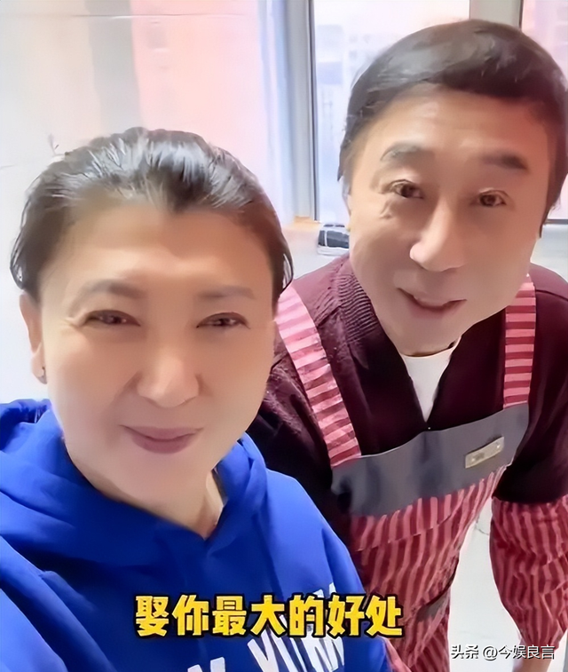 闫学晶没想到	，2026年刚开年，老搭档冯巩就给她上了生动一课