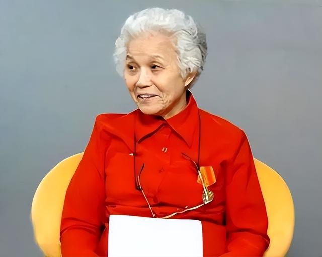 她是副总理之女，联系父亲生前好友却遭嫌弃，苦笑：他们都讨厌我