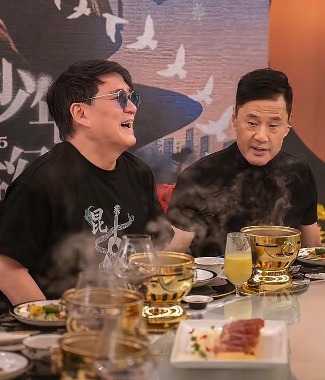 64岁周华健和67岁于荣光昆明相聚，哥俩喝得脸通红 保养得都还年轻