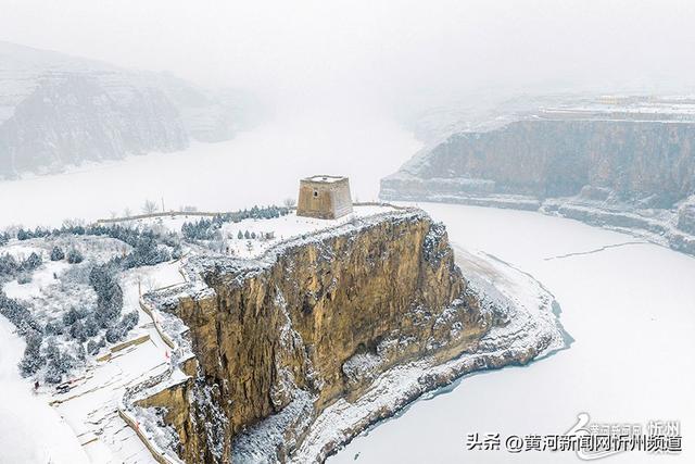 长城“牵手”黄河！偏关老牛湾大雪刷屏