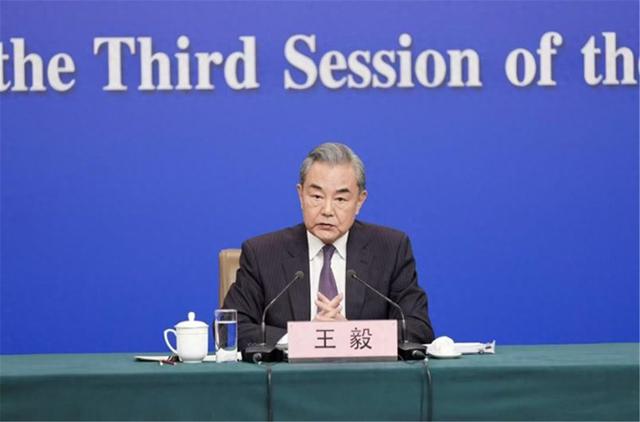 破天荒！特朗普对华态度生变，送出第4份投降大礼，王毅留下忠告