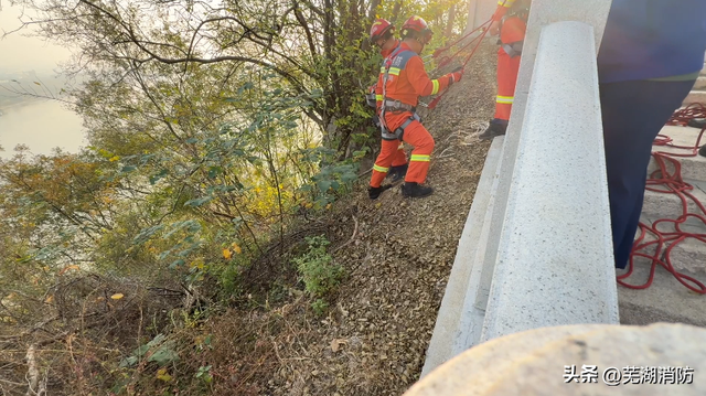 三名“驴友”登山被困 消防紧急救援