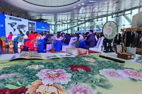 一花传情！菏泽牡丹香飘“四季花城”图片