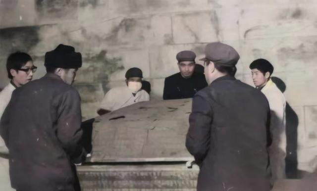 1983年，慈禧内棺被打开的罕见镜头，遗骸已经发黑，牙齿仍然完整