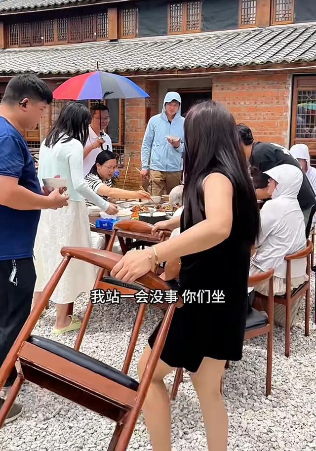 小凤吃饭金哥帮她打伞，婆婆看不下去把伞拿走，评论区炸锅了！