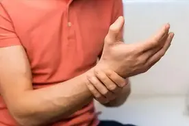 肝部病变，手部早有暗示？医生：手部这几种异常别不上心，早检查图片