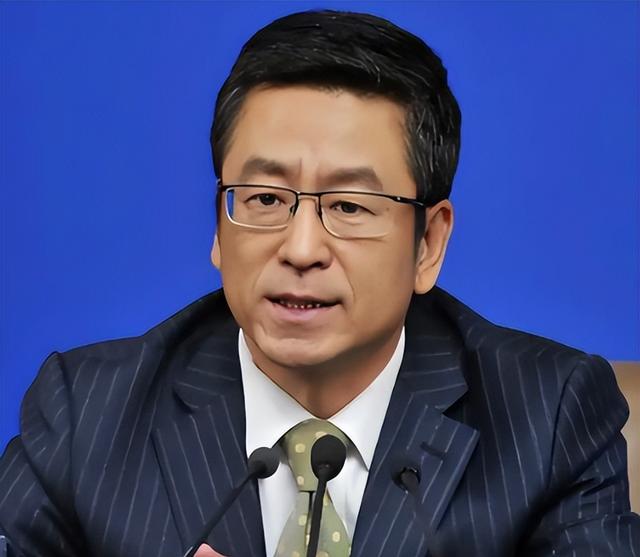 张水华也没想到，离春节不到一个月，白岩松竟因一个举动口碑暴增