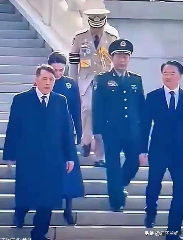 苏提达王后太稳了！脚踩10公分细高跟在北京献花，下梯步赛若平地