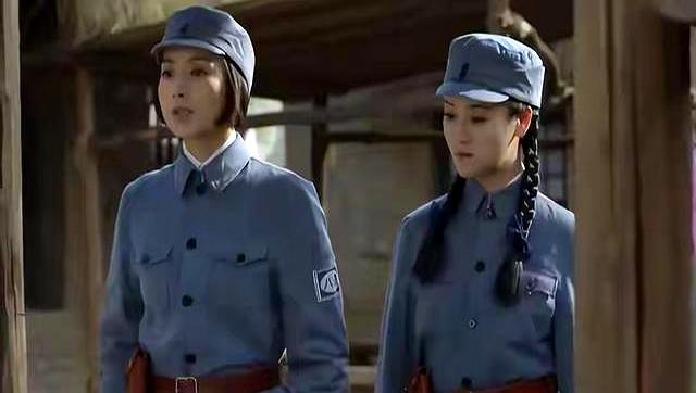 化浓妆上战场，穿短裙打鬼子，抗日神剧中的离谱造型，太辣眼睛了