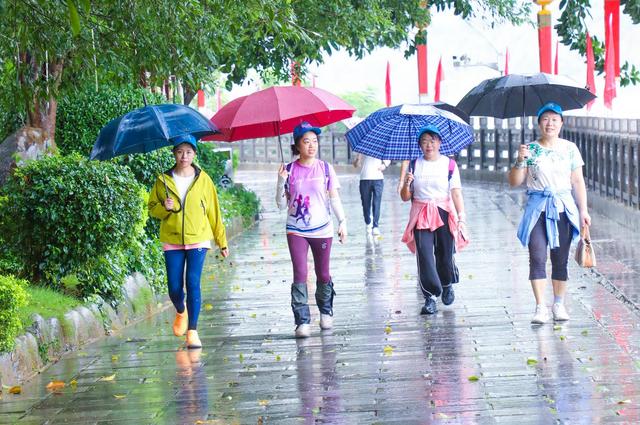 相约怒江·香誉世界 | 雨中健步庆华诞！“漫享泸水・全民健步走”活动举行