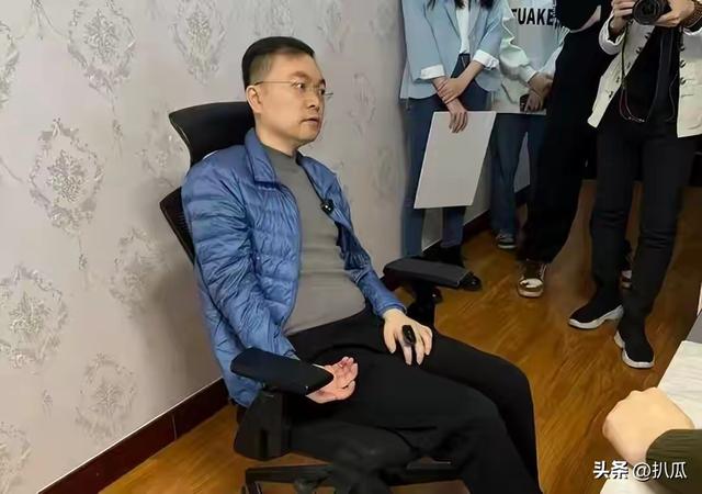 蔡磊传出好消息！终于能下楼溜达，见到儿子笑了，爷俩靠镜子交流