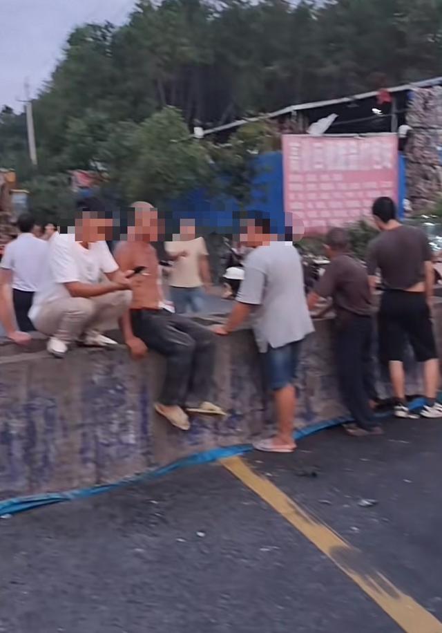 湖南邵阳一过水天桥被撞垮塌阻断交通