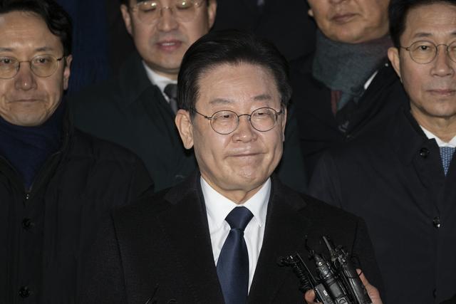 要判处死刑？尹锡悦笑了	，挥拳高呼无罪，说特检组是李在明养的狼